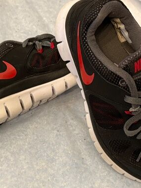 Boys Nike 3.5Y Summer Condition Tennis Shoes